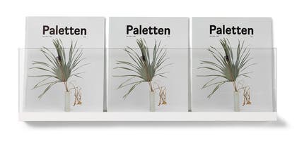 Broschyrställ Linus vägghängd lackad med glasskiva