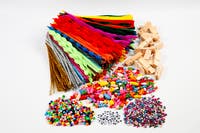 Klämmor och piprensare sorterade färger