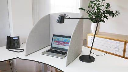 Bordsskärm grå 580 mm