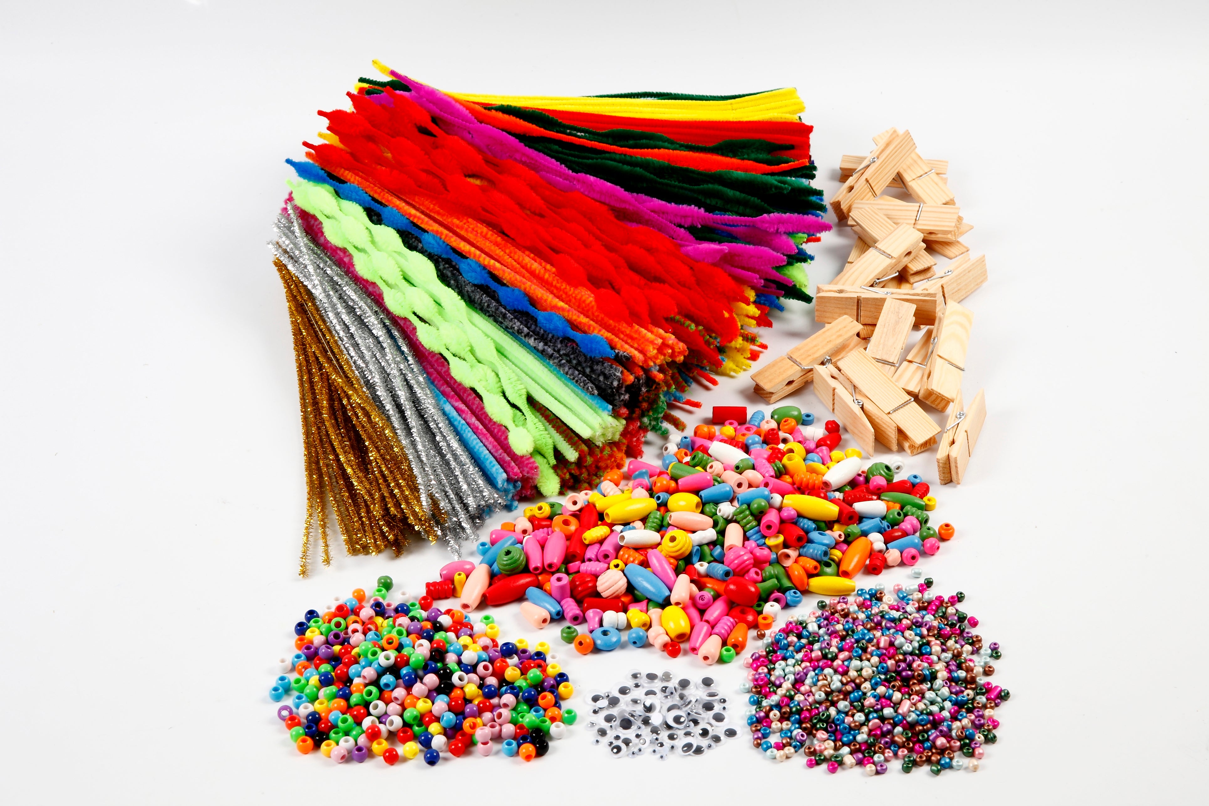 Klämmor och piprensare sorterade färger